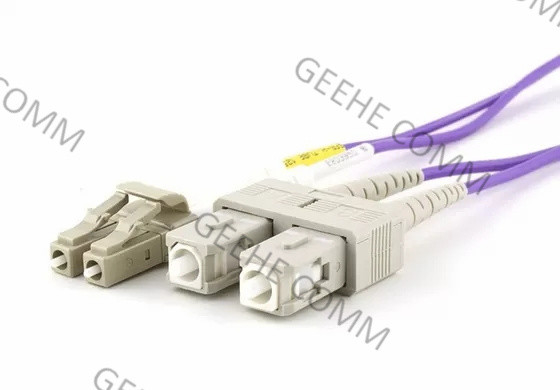 100 o remendo da fibra ótica do duplex 50/125 da atuação LC-SC OM4 conduz o multi modo
