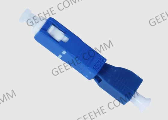 Homem azul de FTTH ao SC fêmea da fibra ao adaptador do LC