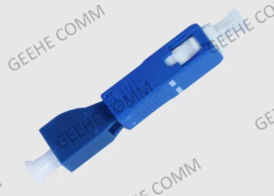 Homem azul de FTTH ao SC fêmea da fibra ao adaptador do LC